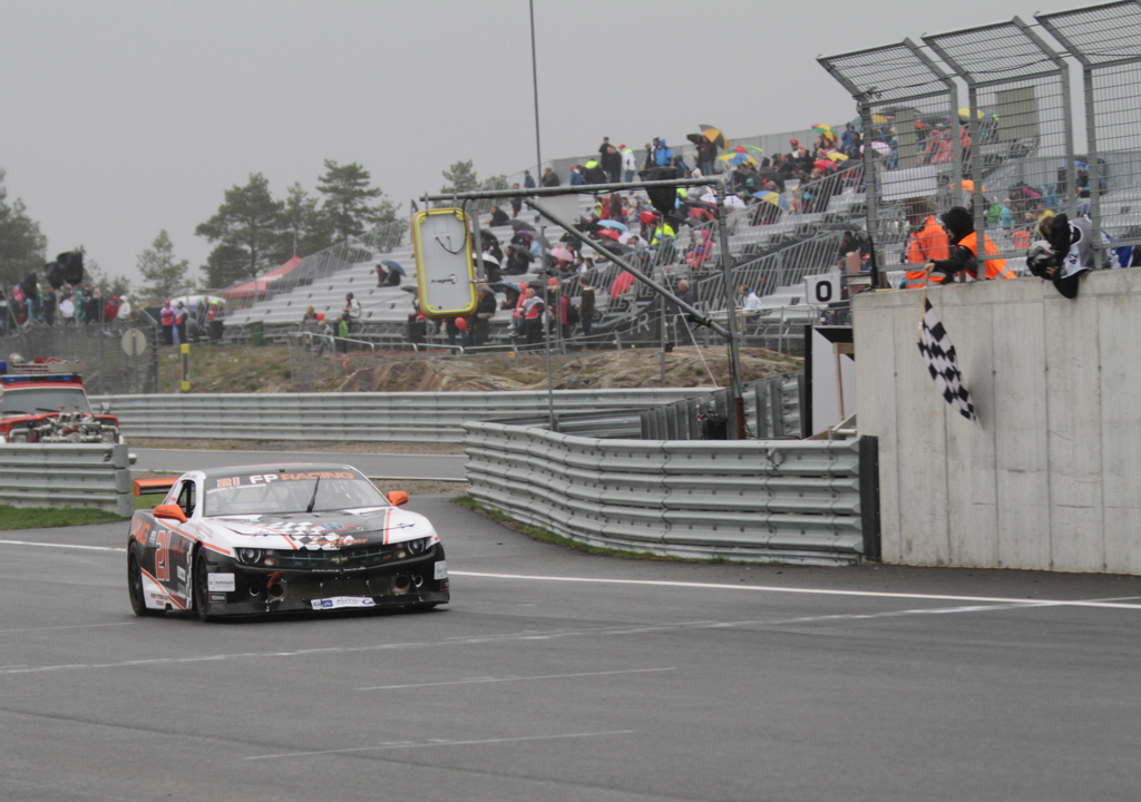 Mikkel C Johansen vinder i støvregn på Rudskrogen
(Foto: Motorsporten.dk)